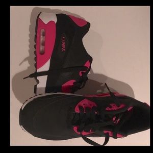 Tennis shoes